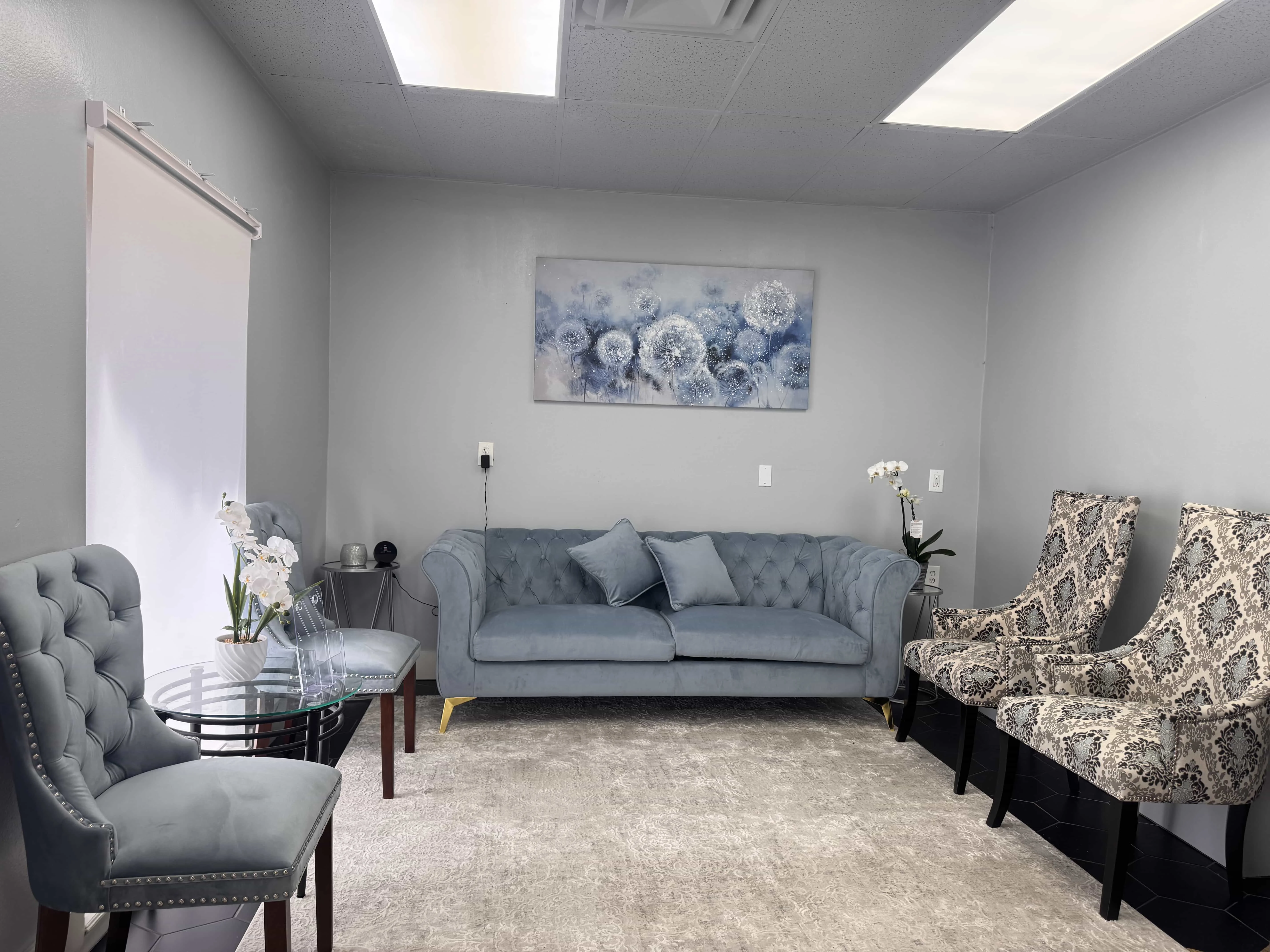 Spa waiting room photo beside front desk